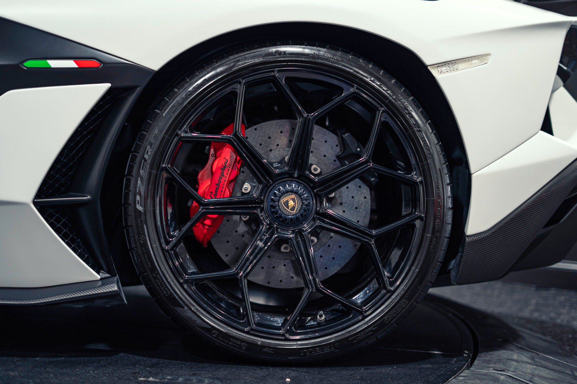 Used 2020 Lamborghini Aventador SVJ AWD/4WD image 17