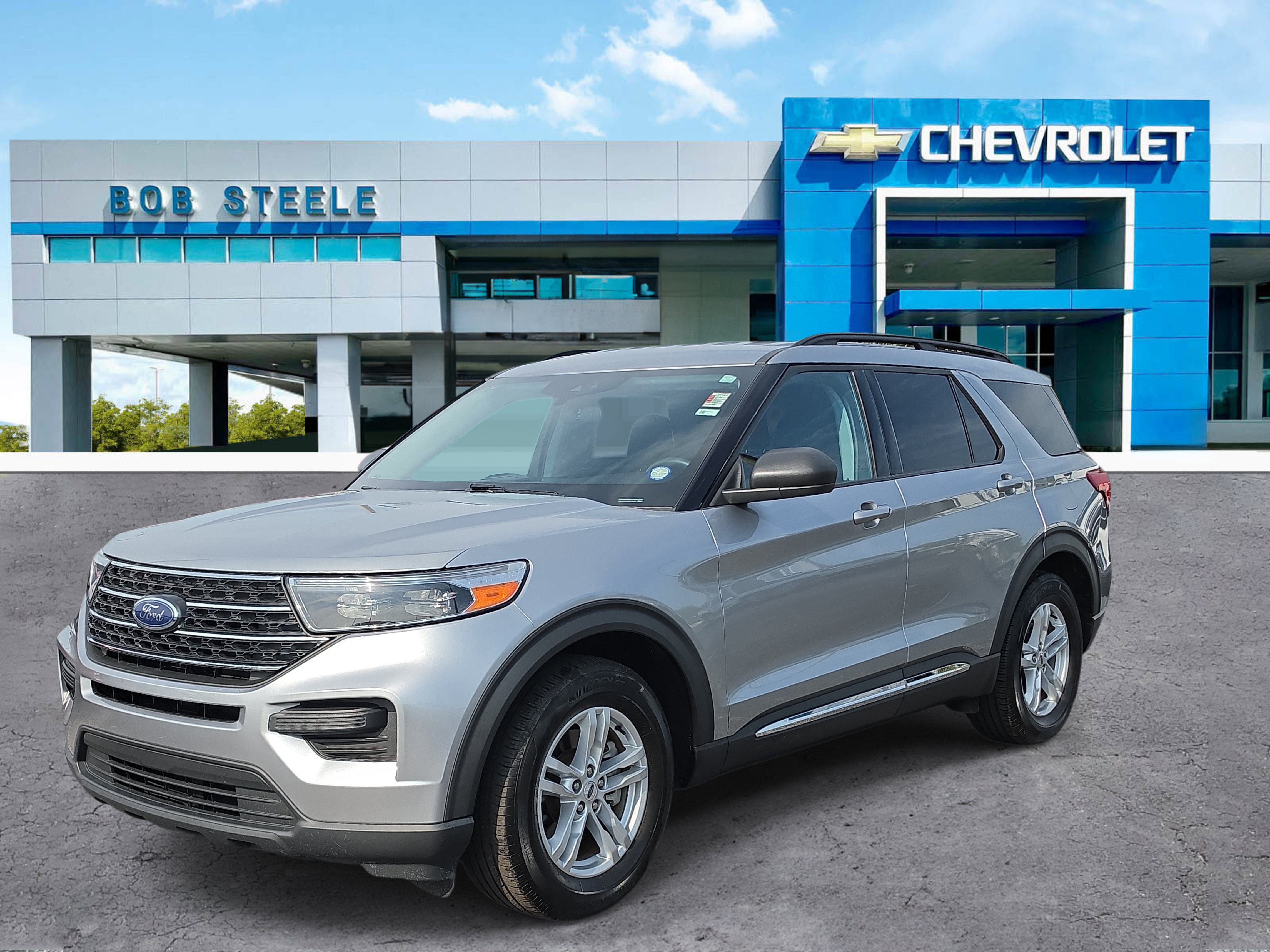 Used 2023 Ford Explorer XLT RWD image 2