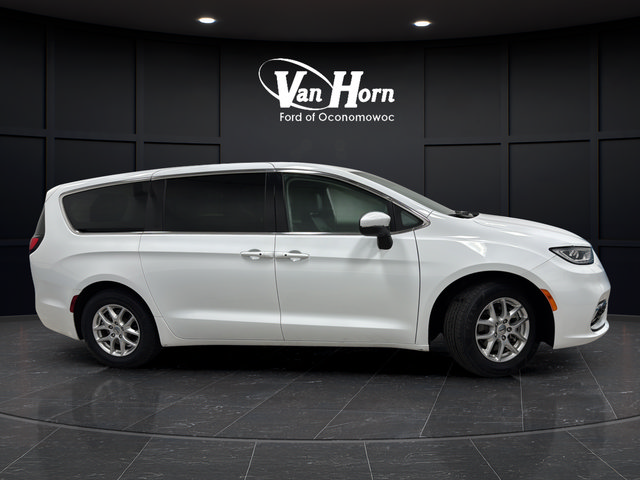 Used 2023 Chrysler Pacifica Touring-L FWD image 8
