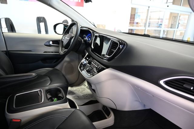 Used 2024 Chrysler Pacifica Touring-L FWD image 15