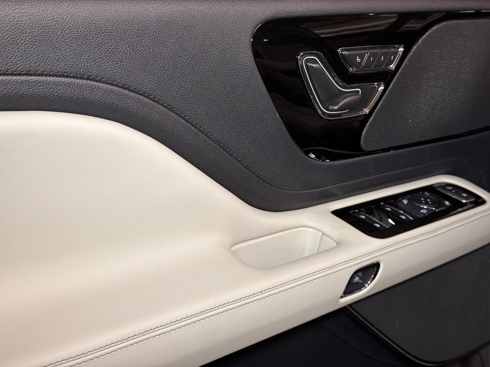 New 2027 Lincoln Aviator AWD image 20
