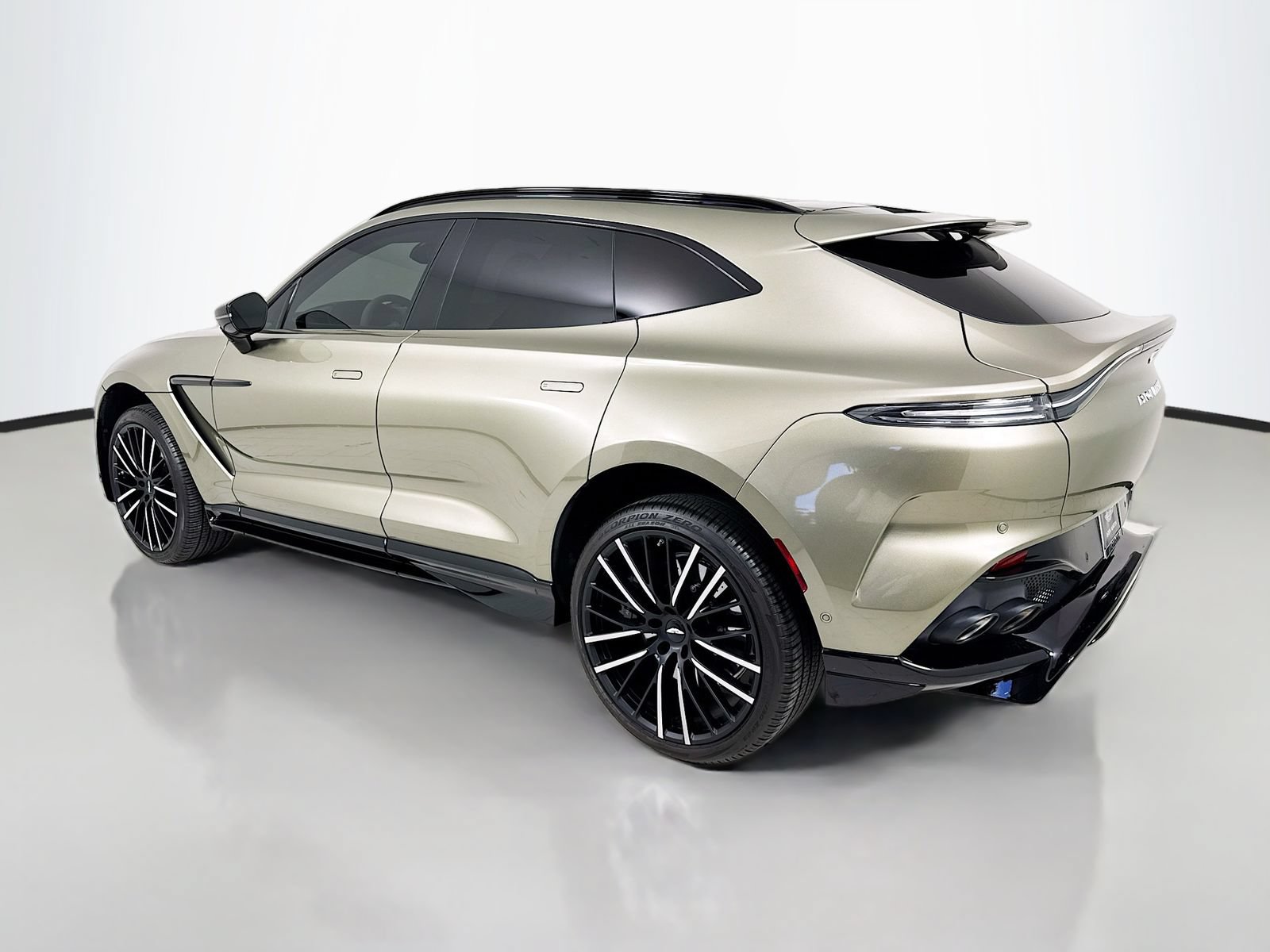Used 2025 Aston Martin DBX 707 AWD/4WD image 5