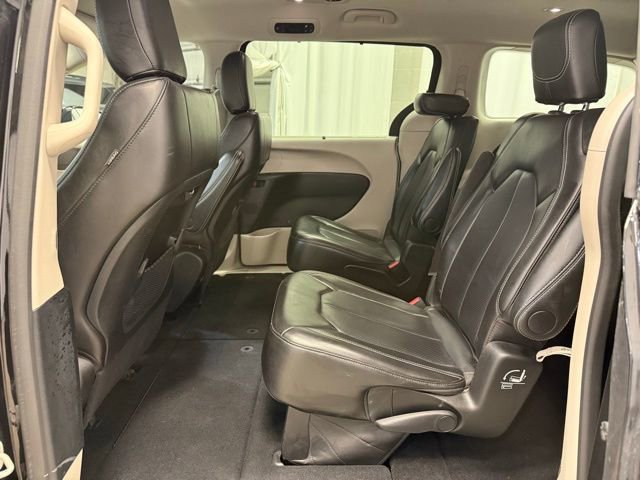 Used 2024 Chrysler Pacifica Touring-L image 22