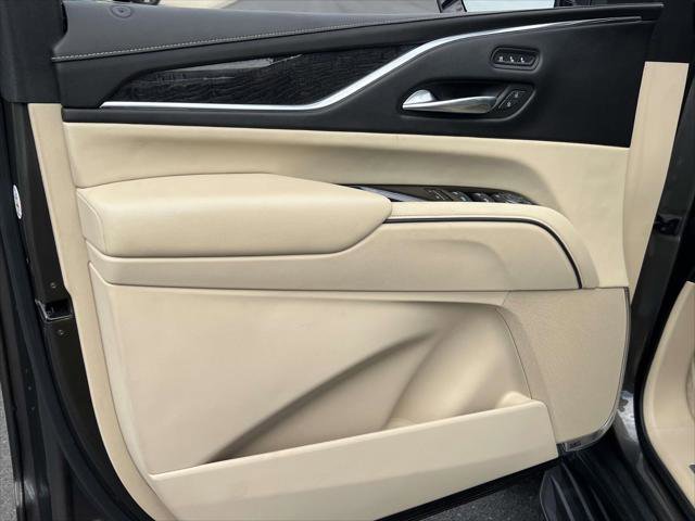 Used 2021 Cadillac Escalade Premium Luxury AWD/4WD image 15