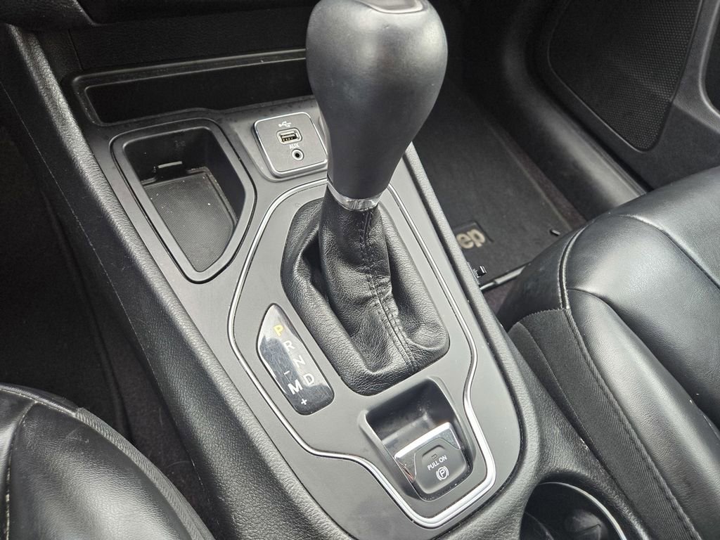 Used 2019 Jeep Cherokee Latitude Plus FWD image 31