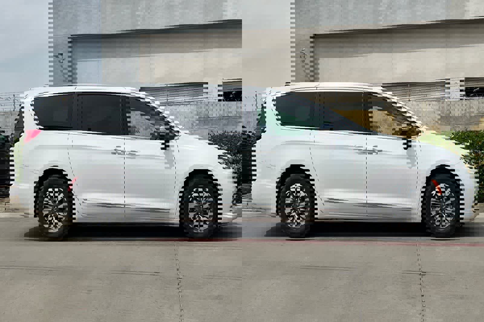 Used 2023 Chrysler Pacifica Limited image 9