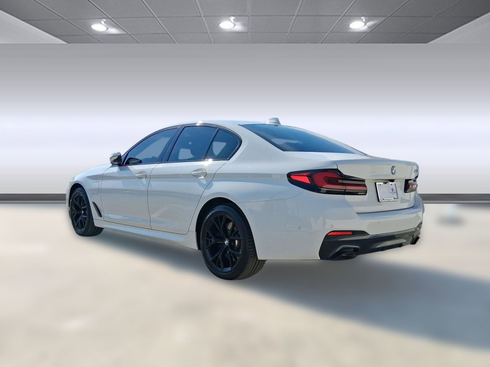 Used 2021 BMW 530e w/ M Sport Package image 3