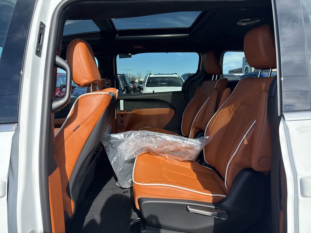 New 2026 Chrysler Pacifica Pinnacle AWD/4WD image 25