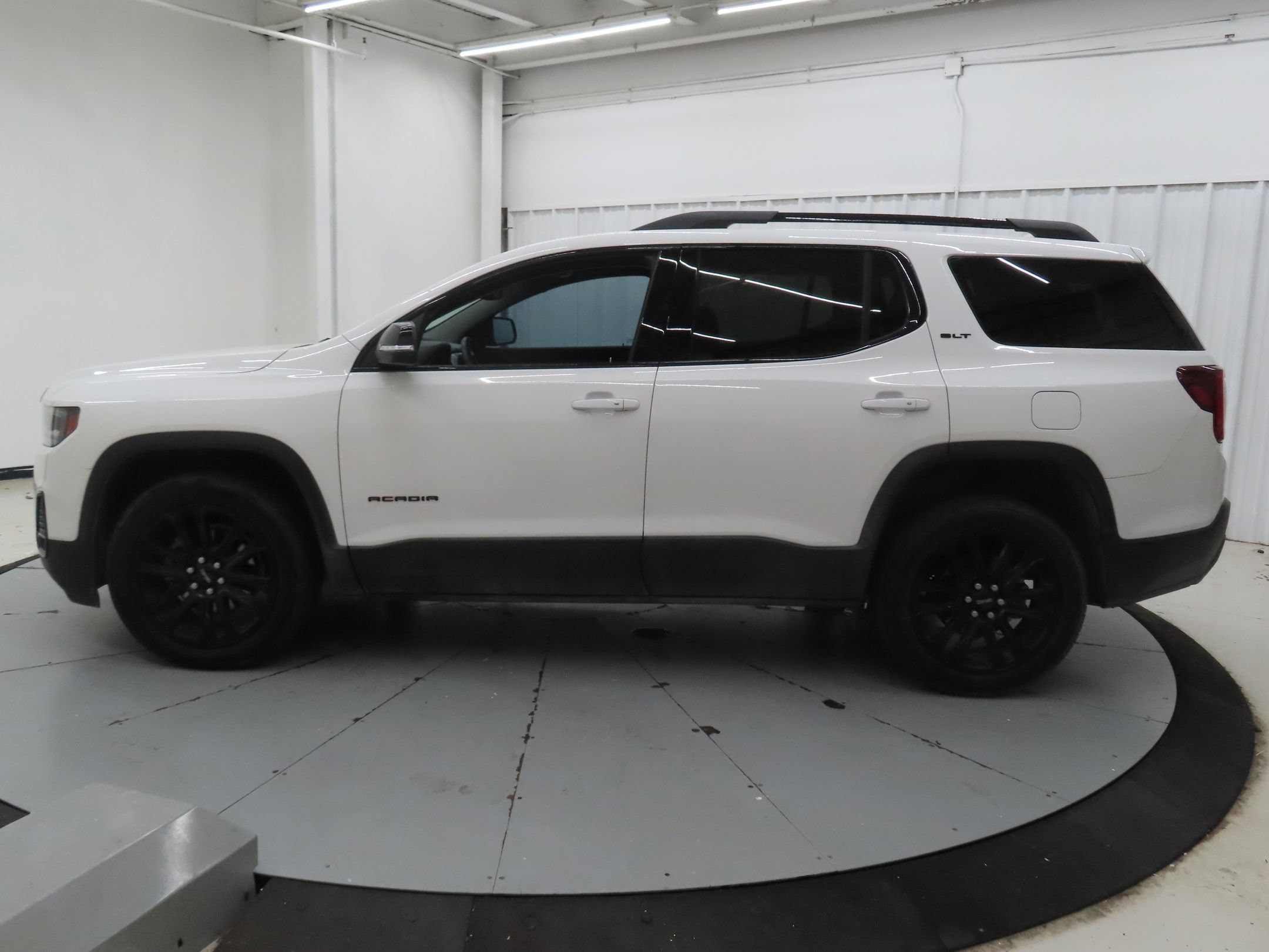 Used 2023 GMC Acadia SLT w/ Elevation Edition FWD image 7