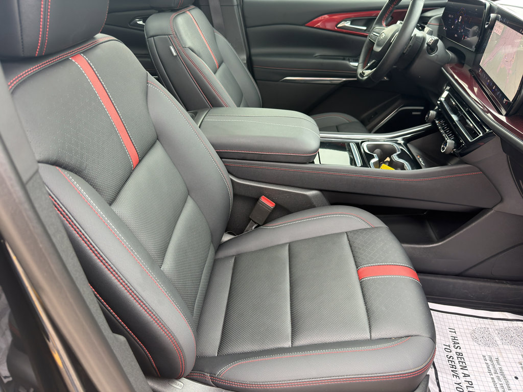 Used 2025 Chevrolet Traverse RS FWD image 35