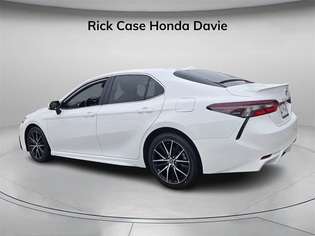 Used 2024 Toyota Camry SE image 7