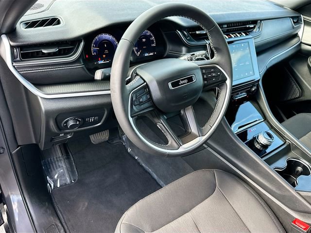 Used 2024 Jeep Grand Cherokee Laredo image 9