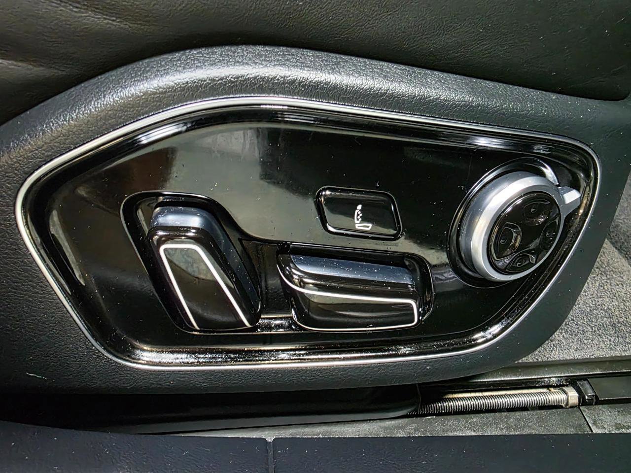 Used 2018 Audi A8 L 4.0T w/ Executive Package image 29