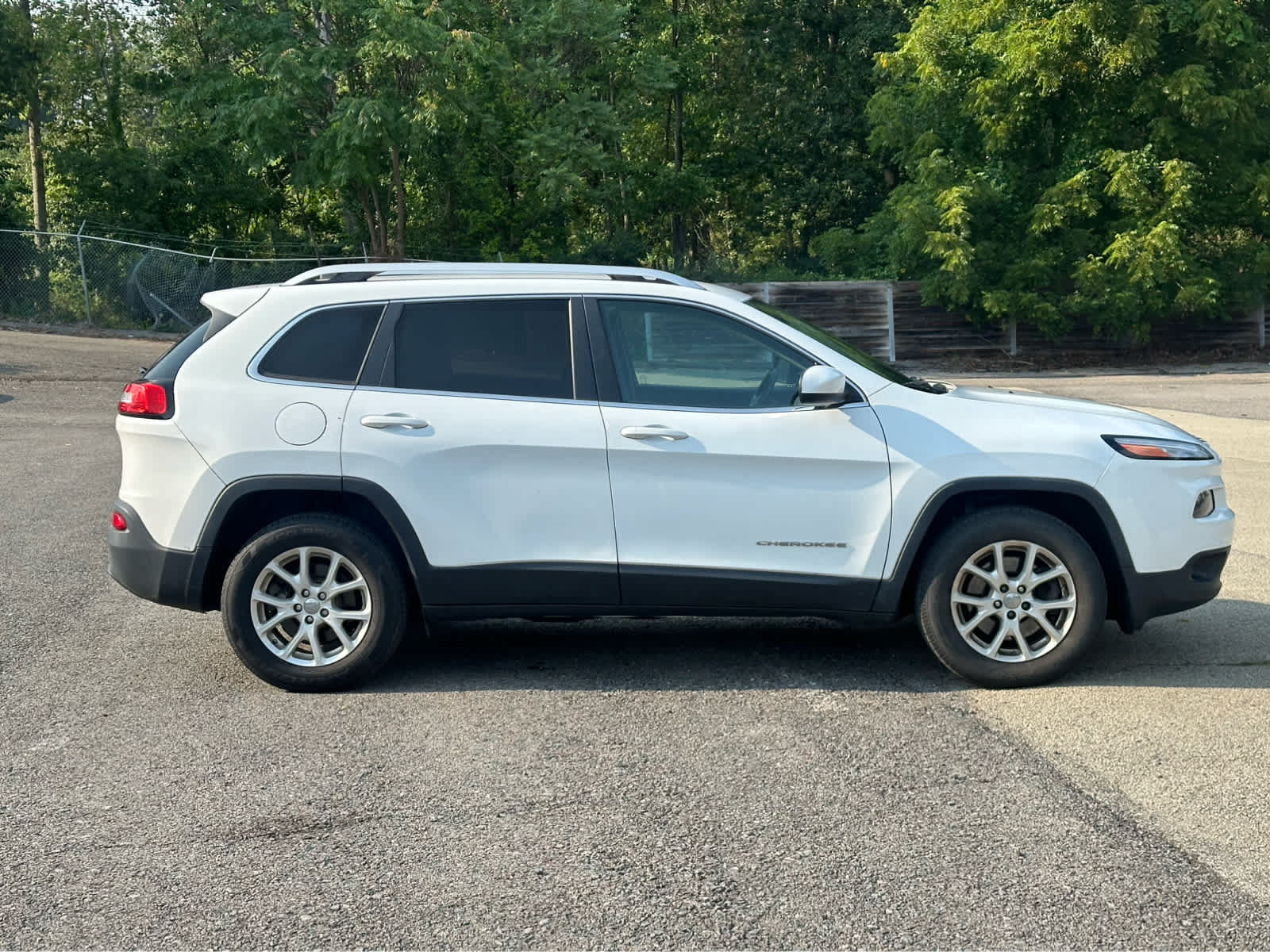 Used 2017 Jeep Cherokee Latitude w/ Cold Weather Group AWD/4WD image 8