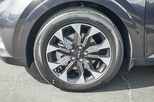 Used 2024 Kia Carnival EX image 11