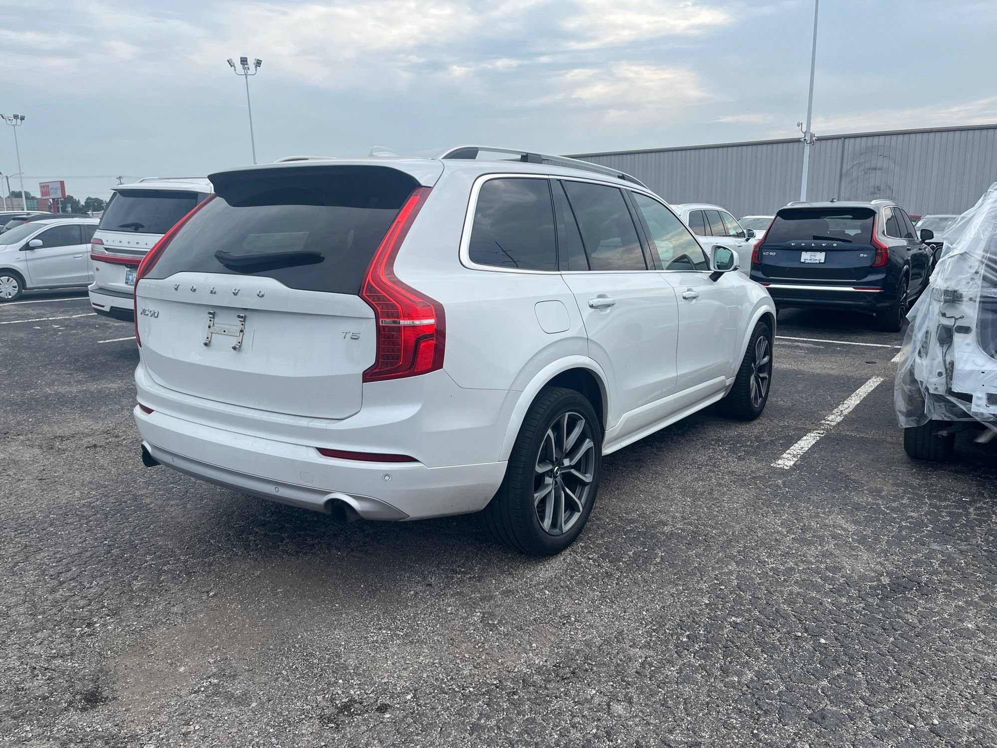 Used 2019 Volvo XC90 T5 Momentum FWD image 4