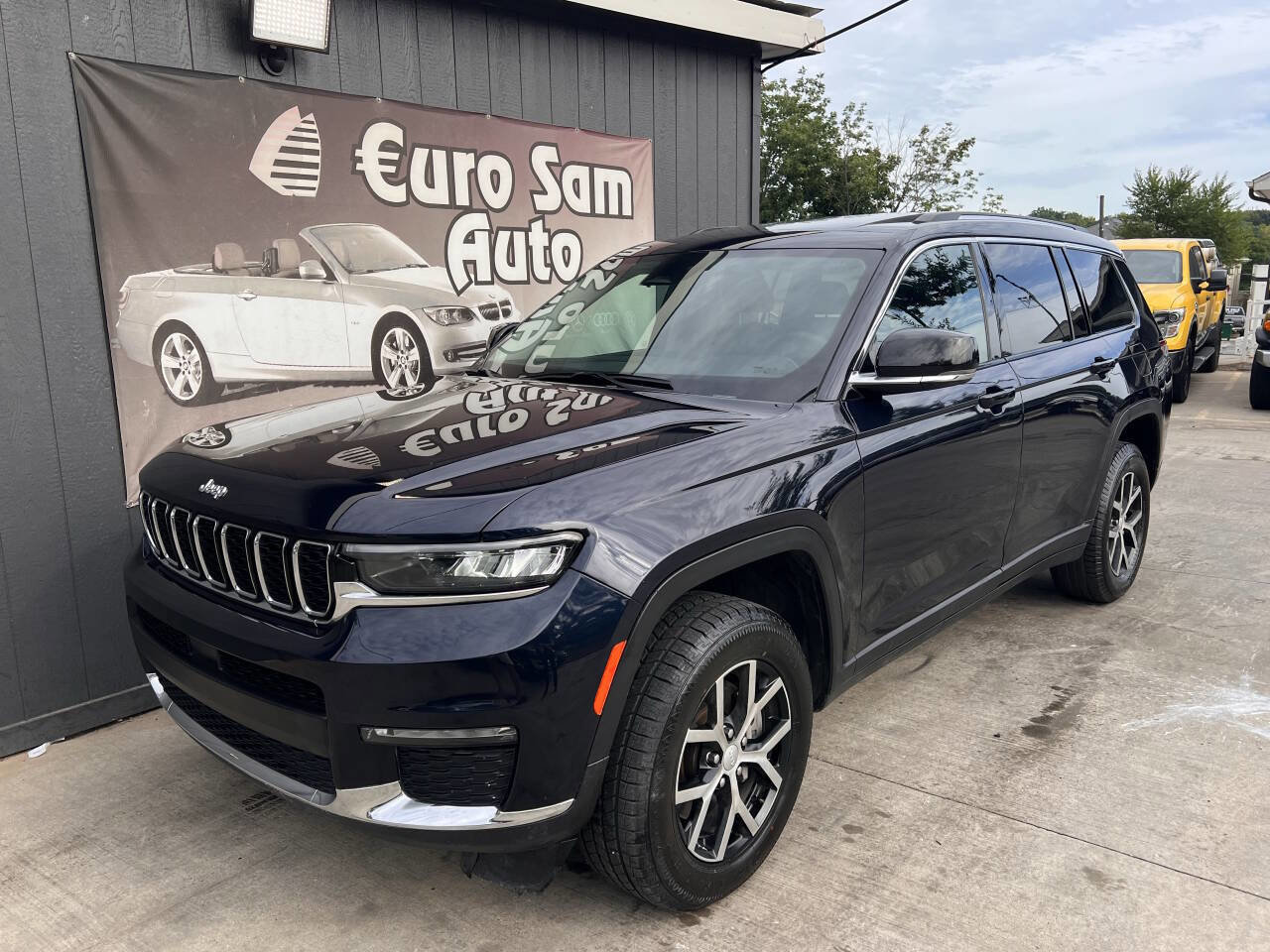 Used 2024 Jeep Grand Cherokee L Limited image 3