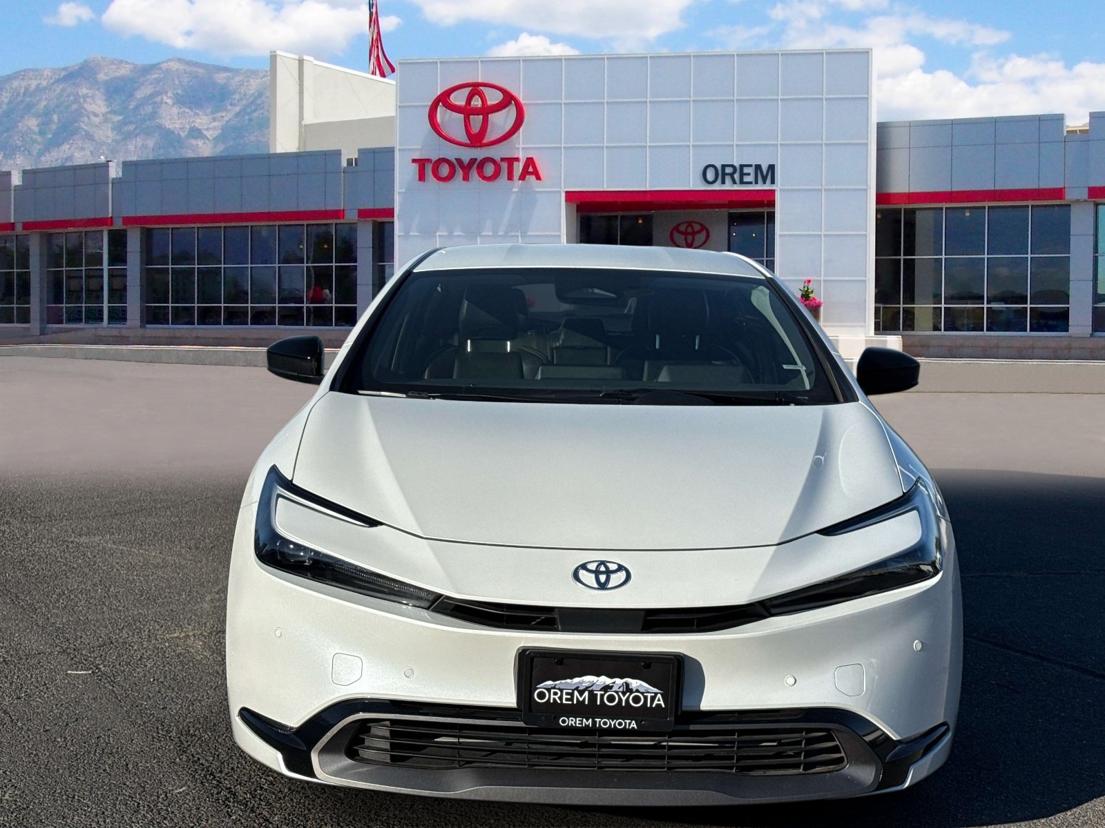 Used 2025 Toyota Prius XLE FWD image 2