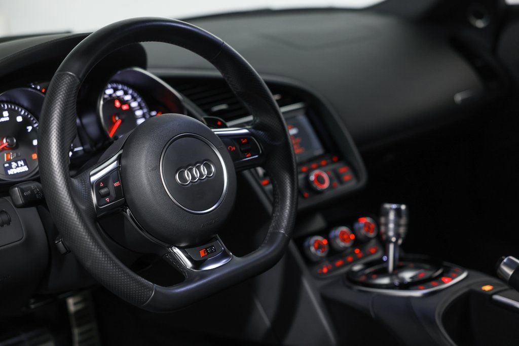 Used 2015 Audi R8 V8 w/ Extended Leather Package image 26