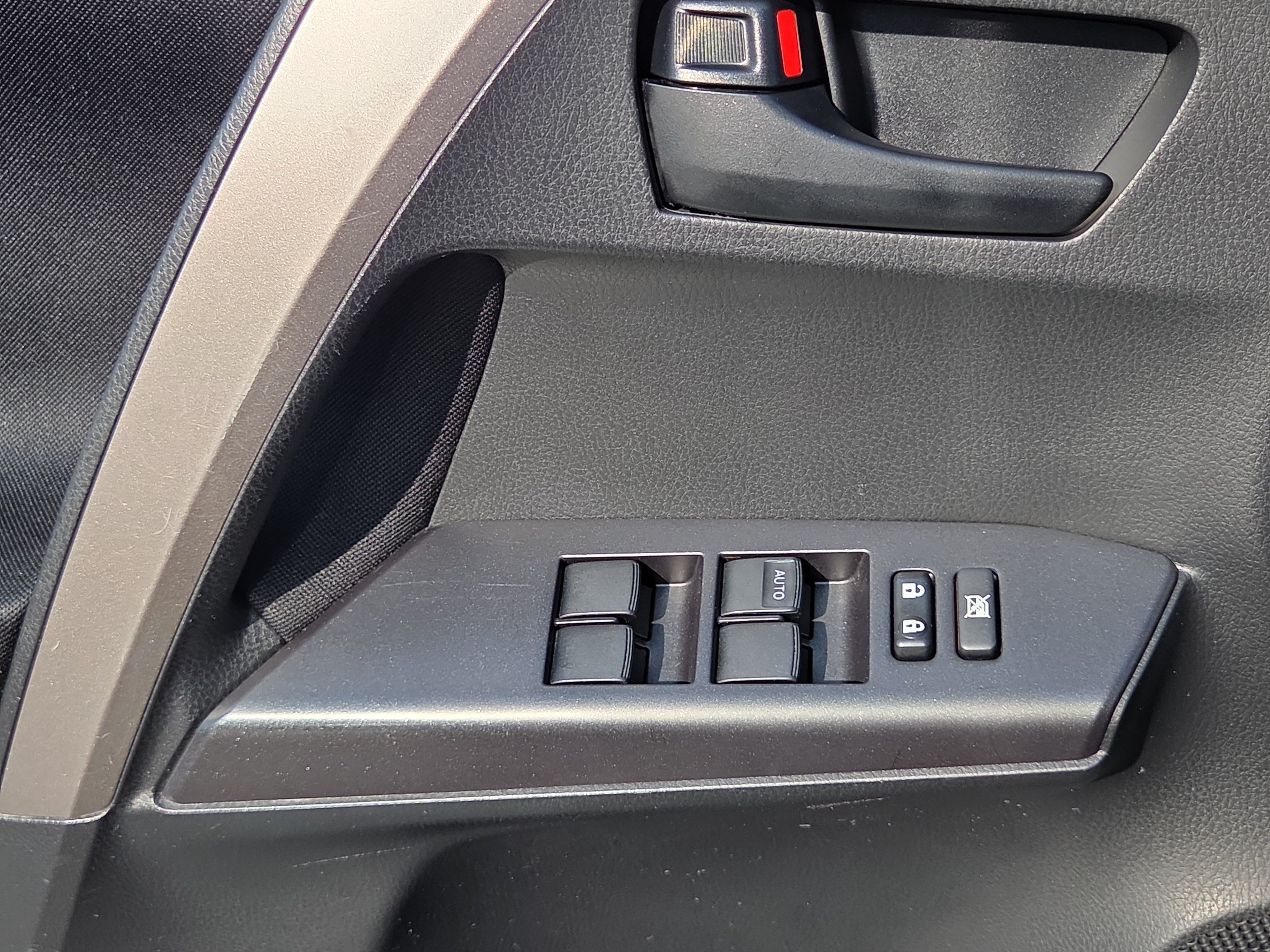 Used 2018 Toyota RAV4 LE w/ All Weather Liner Package AWD/4WD image 33