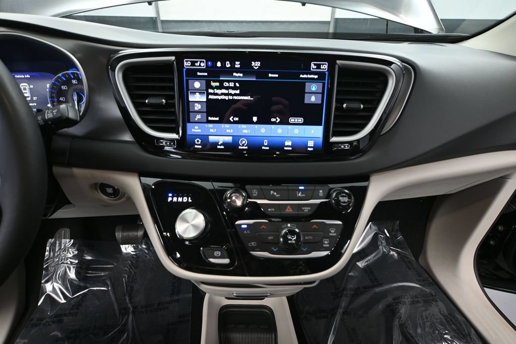Used 2024 Chrysler Pacifica Touring-L FWD image 25