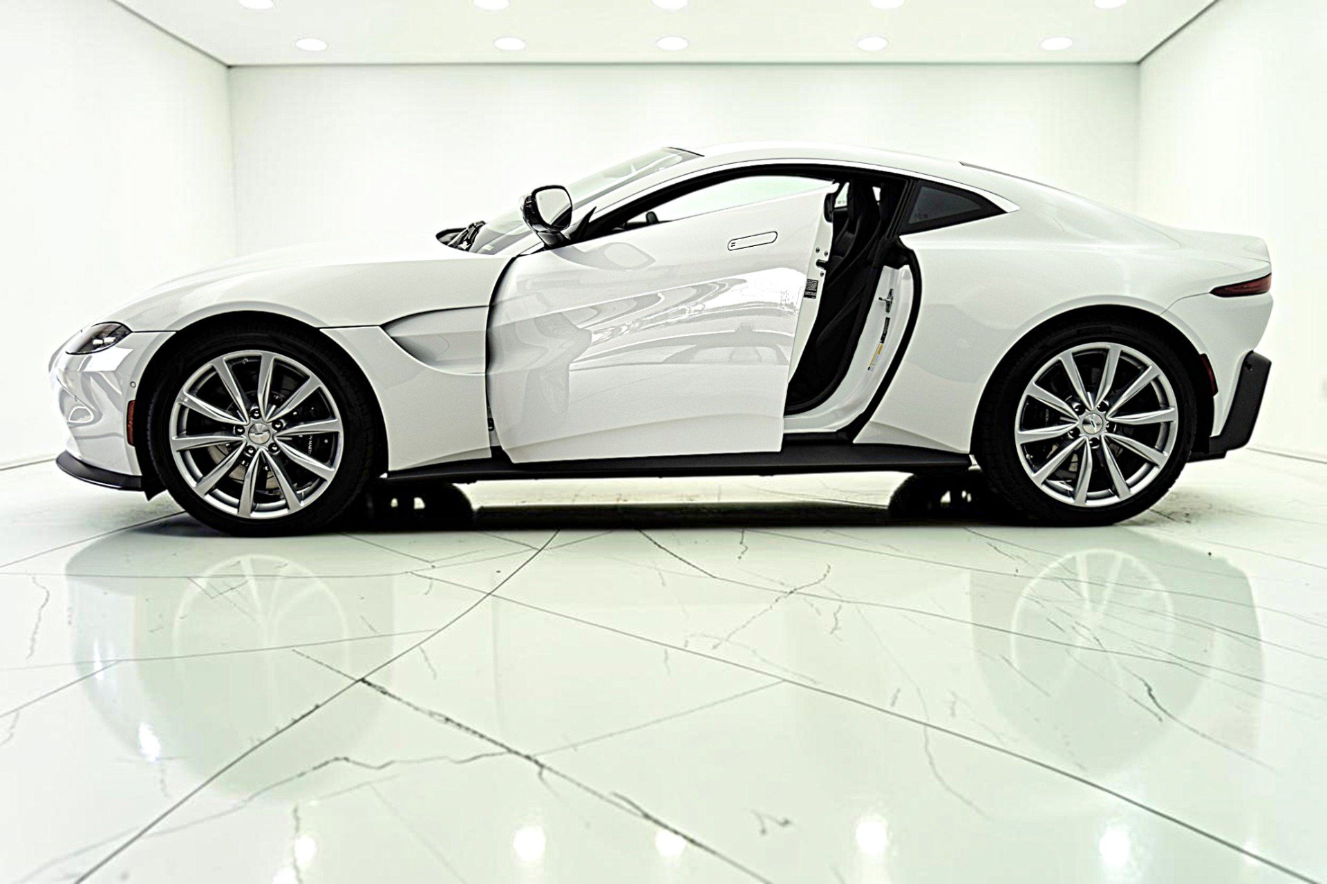 Used 2023 Aston Martin V8 Vantage Roadster RWD image 4