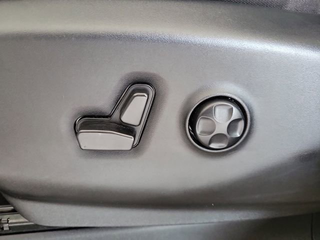 Used 2024 Chrysler Voyager LX image 18