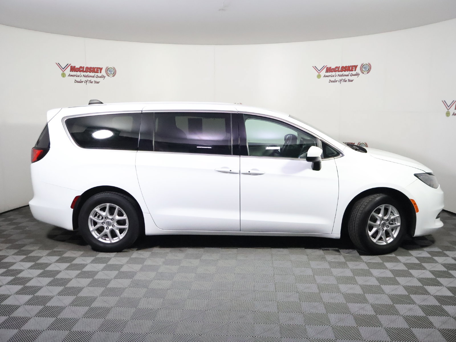 Used 2023 Chrysler Voyager LX FWD image 3