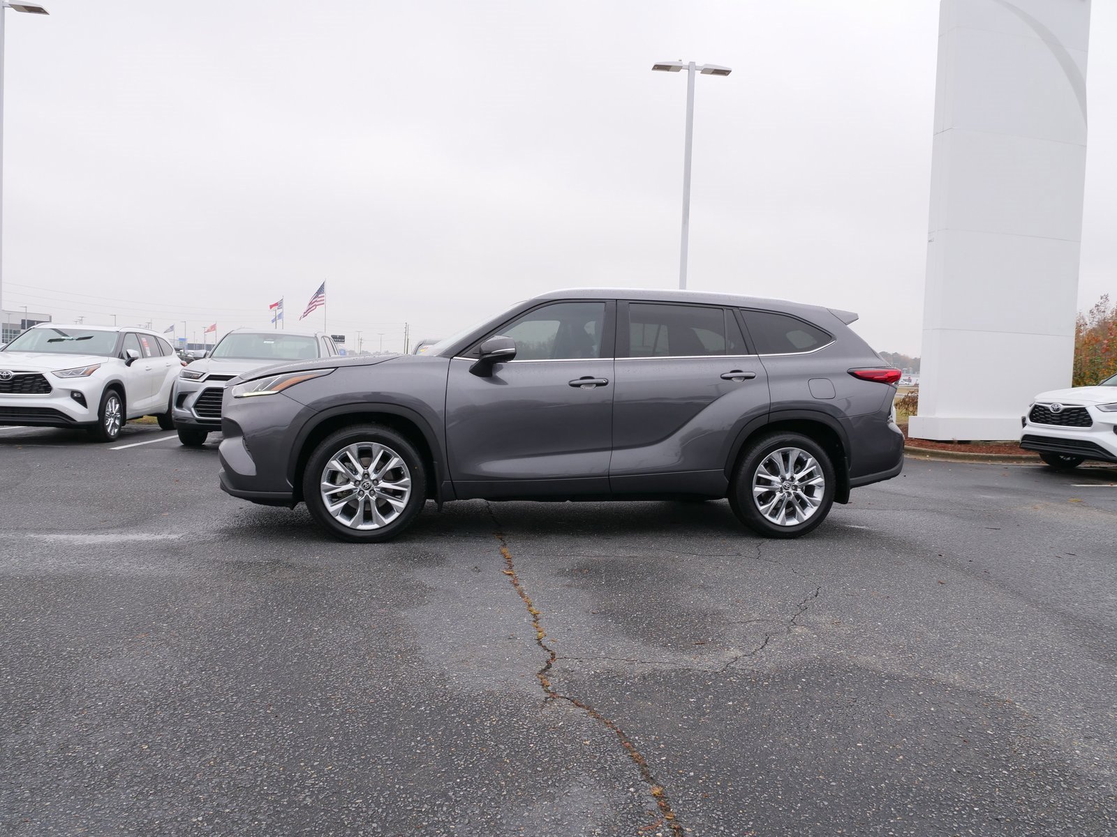 Used 2023 Toyota Highlander Limited image 7