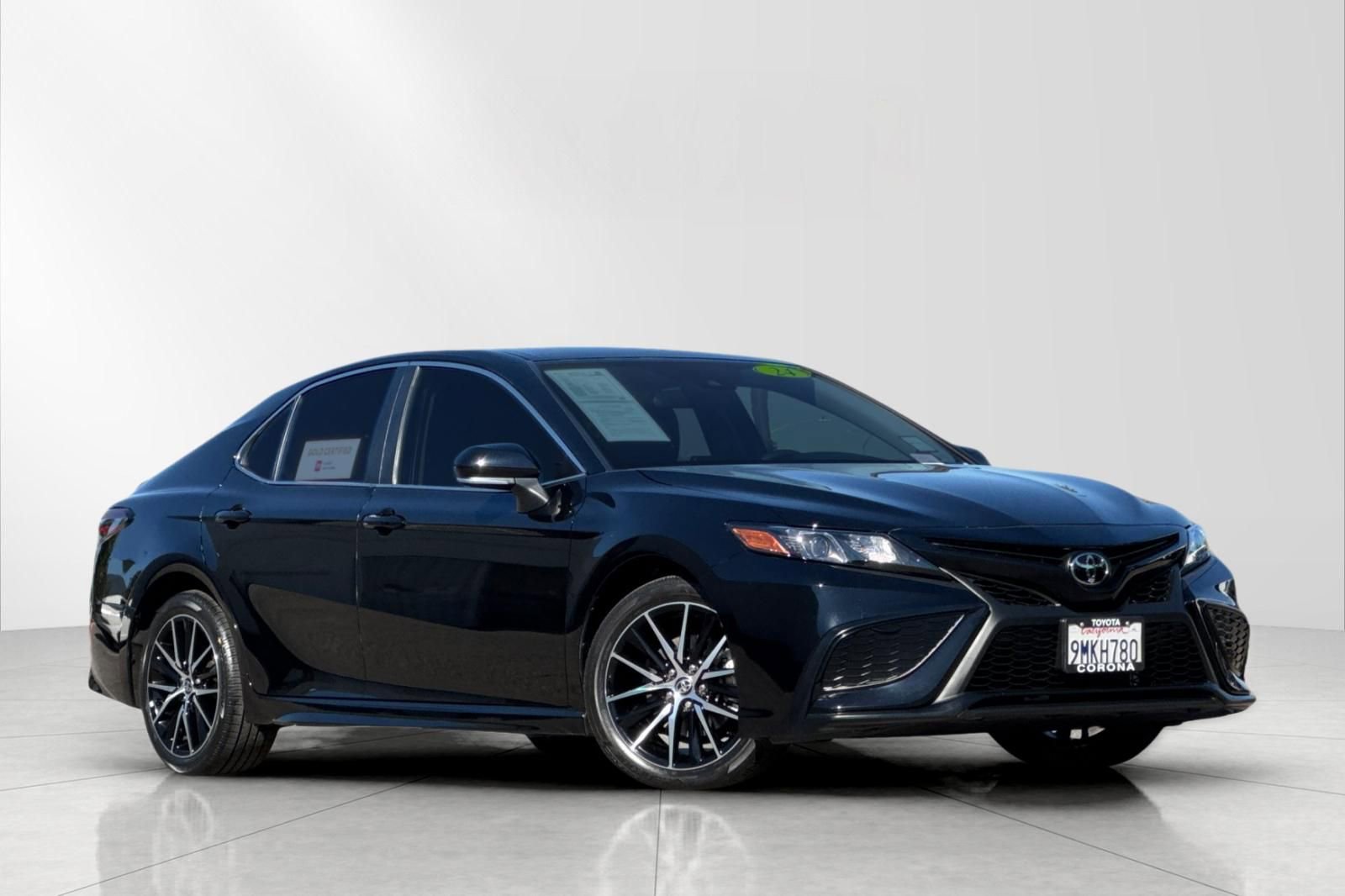 Used 2024 Toyota Camry SE image 1