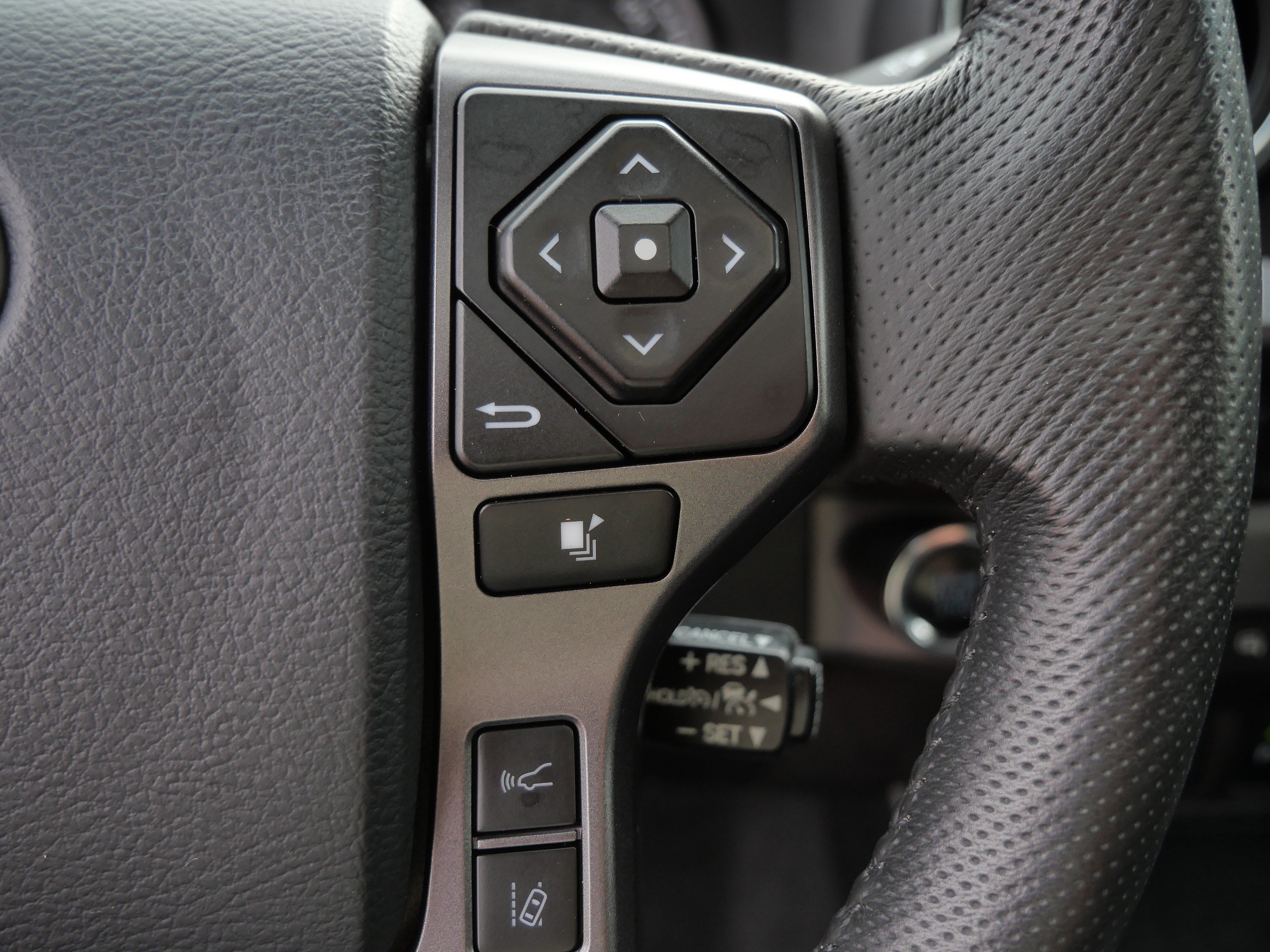Certified 2018 Toyota Tacoma TRD Off-Road AWD/4WD image 28