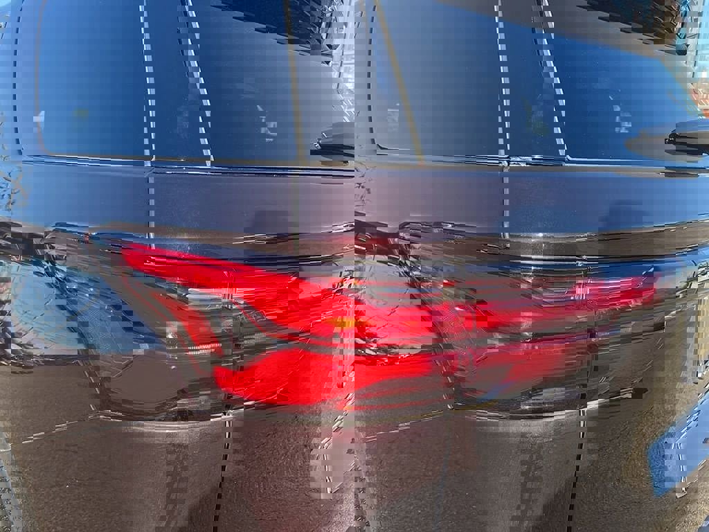 Used 2023 Chevrolet Traverse LT image 16