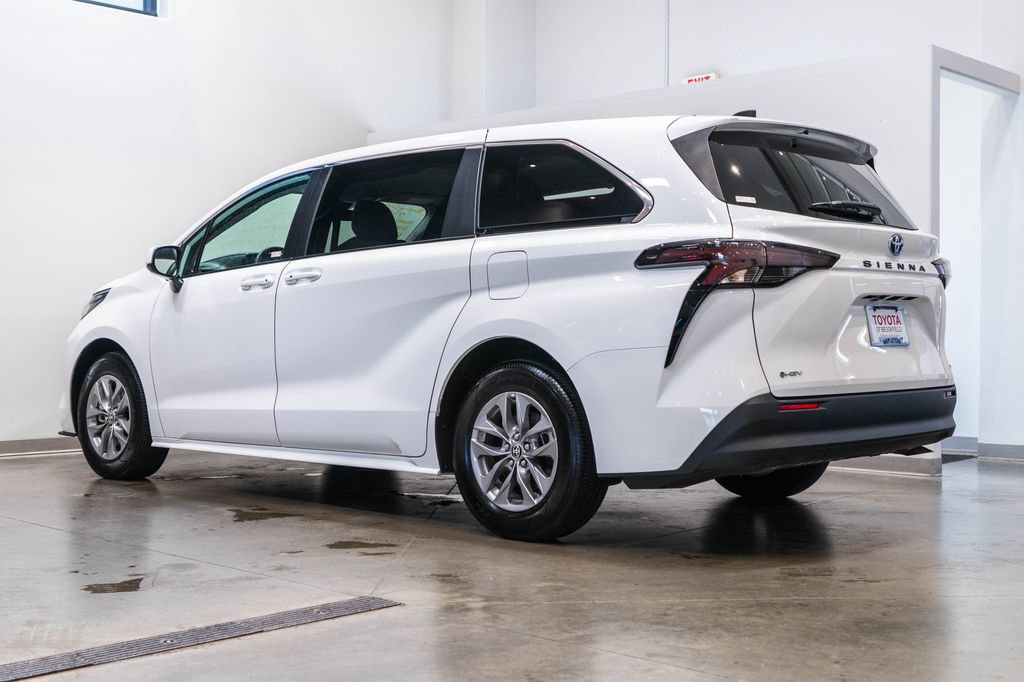 Certified 2025 Toyota Sienna LE FWD image 7