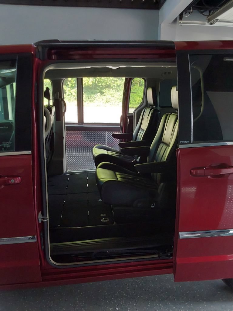 Used 2014 Chrysler Town & Country Touring FWD image 19