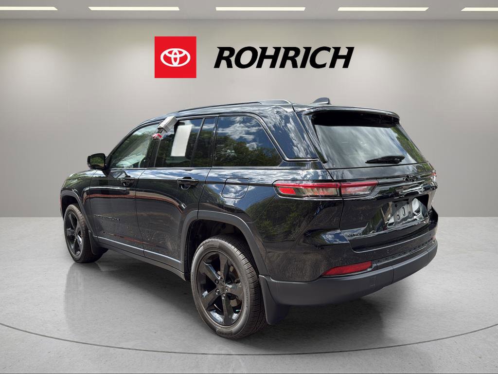 Used 2023 Jeep Grand Cherokee Limited w/ Black Appearance Package AWD/4WD image 8