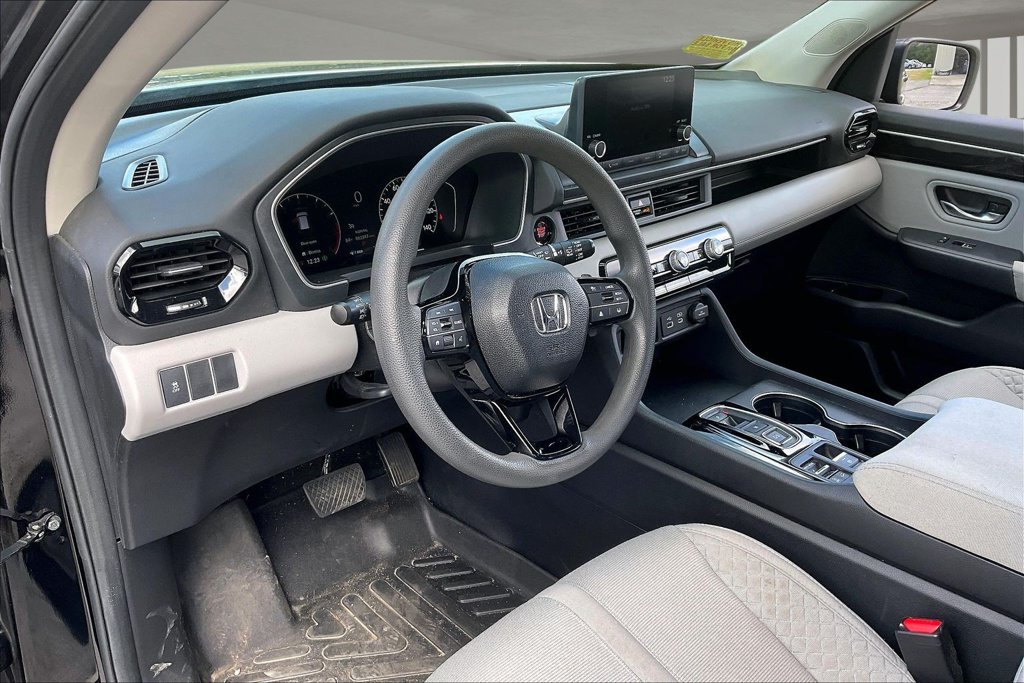 Used 2023 Honda Pilot LX image 16