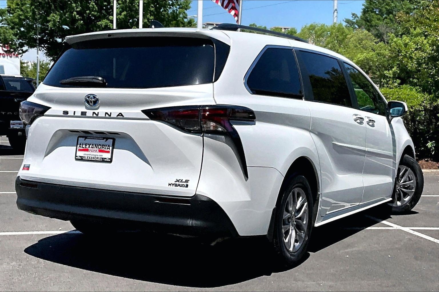 Used 2023 Toyota Sienna XLE FWD image 12
