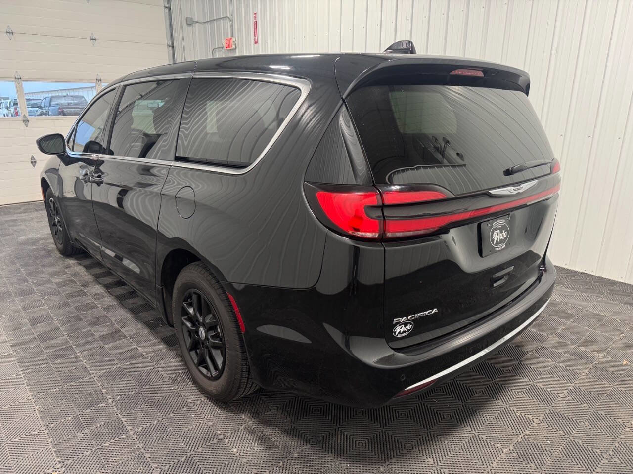 Used 2023 Chrysler Pacifica Touring image 4