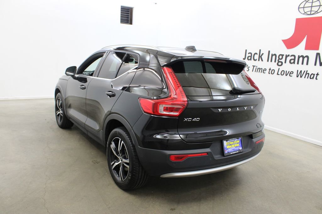 Used 2025 Volvo XC40 B5 Core AWD/4WD image 3