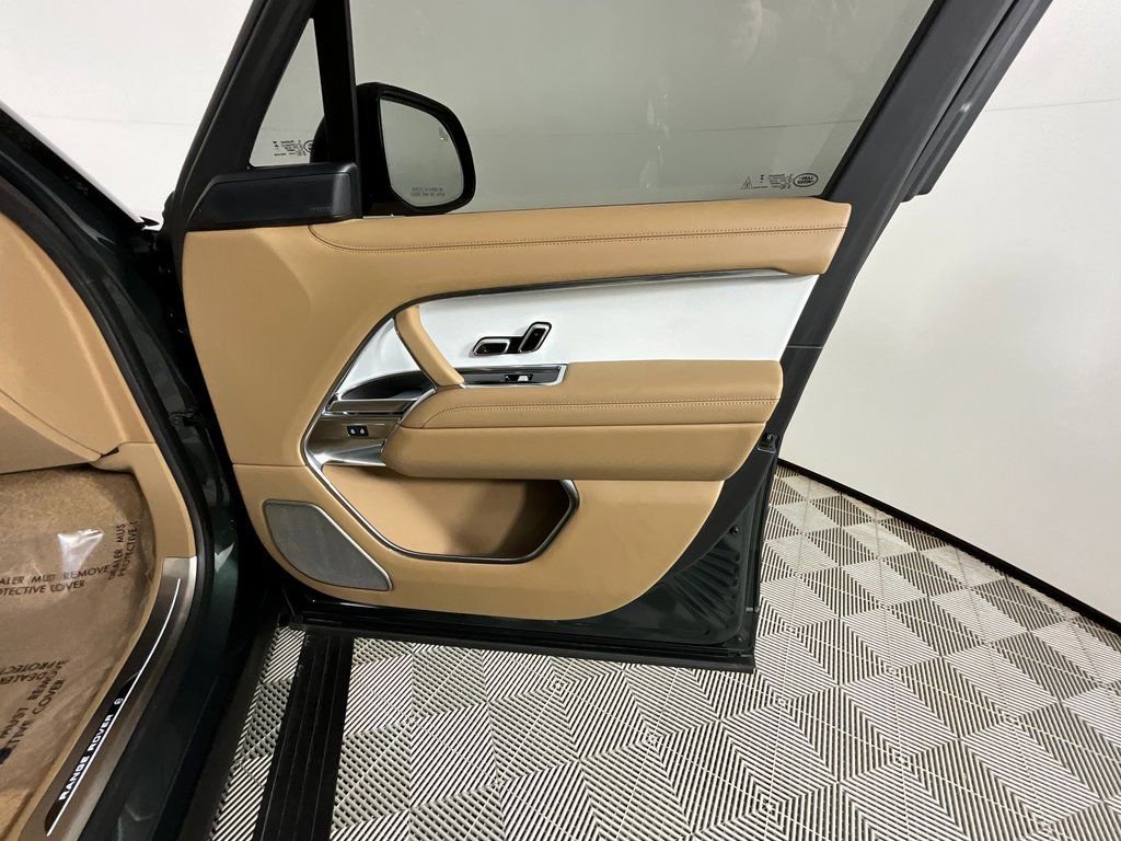 Used 2025 Land Rover Range Rover SV image 21