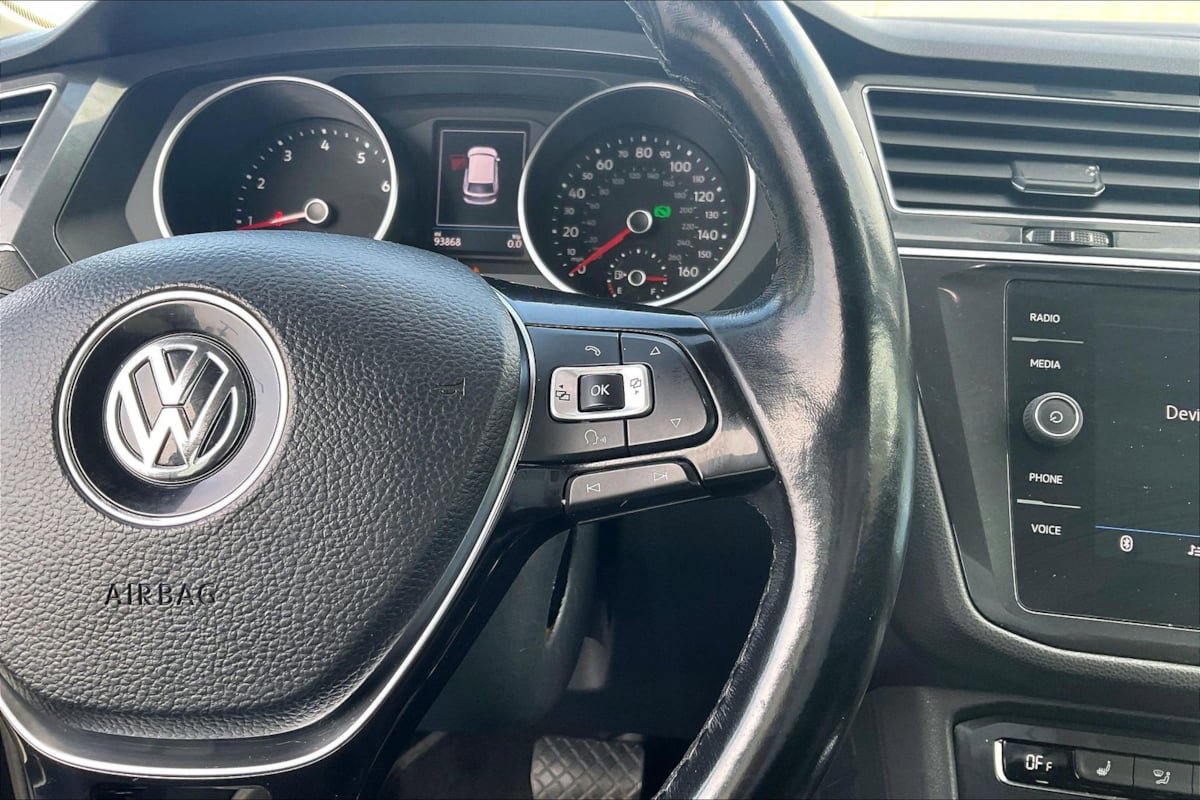 Used 2018 Volkswagen Tiguan SE w/ Panoramic Sunroof Package FWD image 19