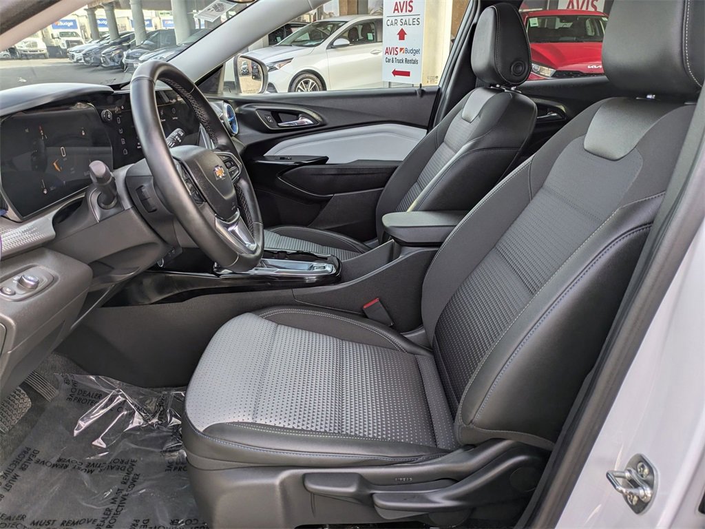 Used 2025 Chevrolet Trax LT w/ LT Convenience Package image 25