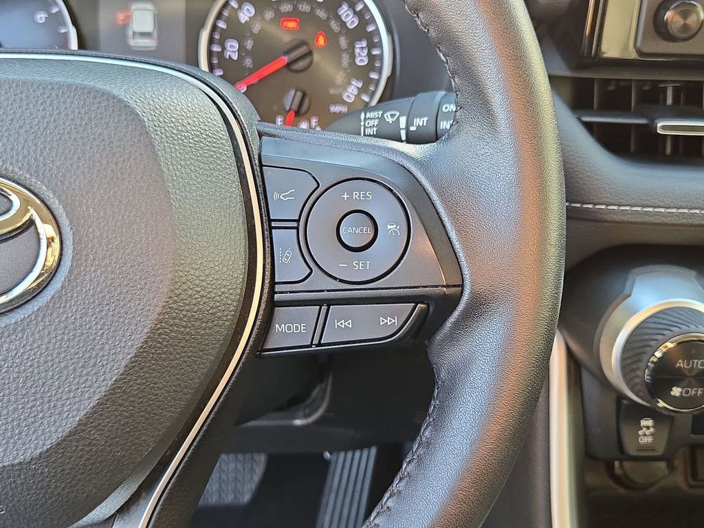 Used 2022 Toyota RAV4 XLE Premium image 19