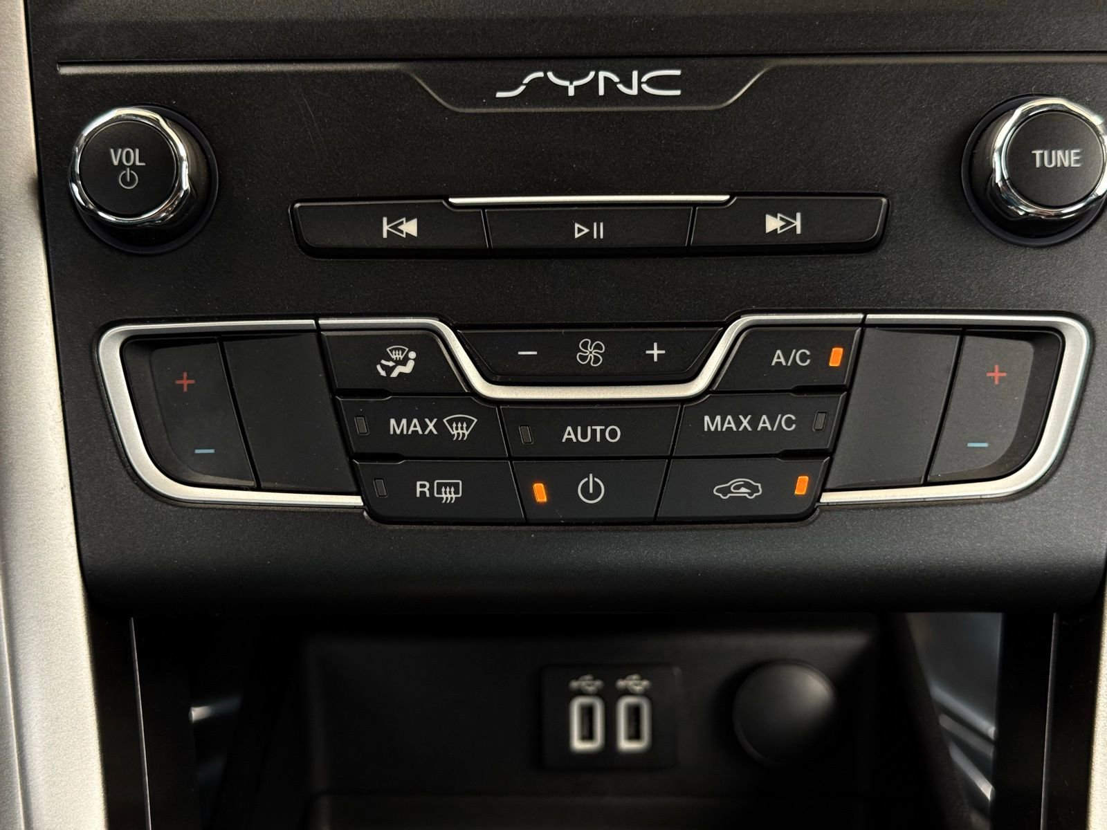 Used 2020 Ford Fusion SE image 37