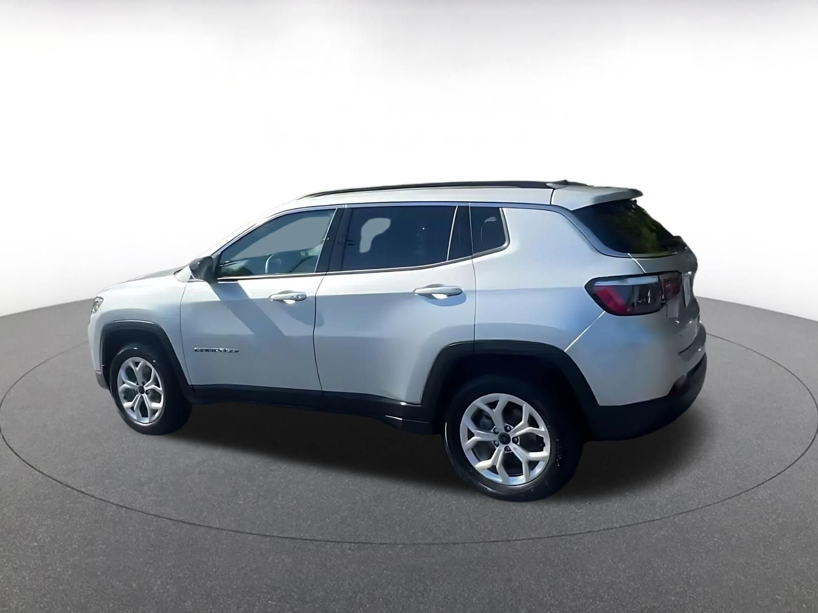 Used 2025 Jeep Compass Latitude AWD/4WD image 9