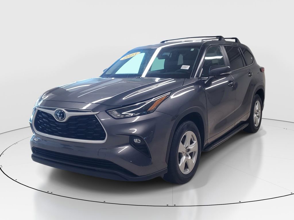 Used 2023 Toyota Highlander LE image 3