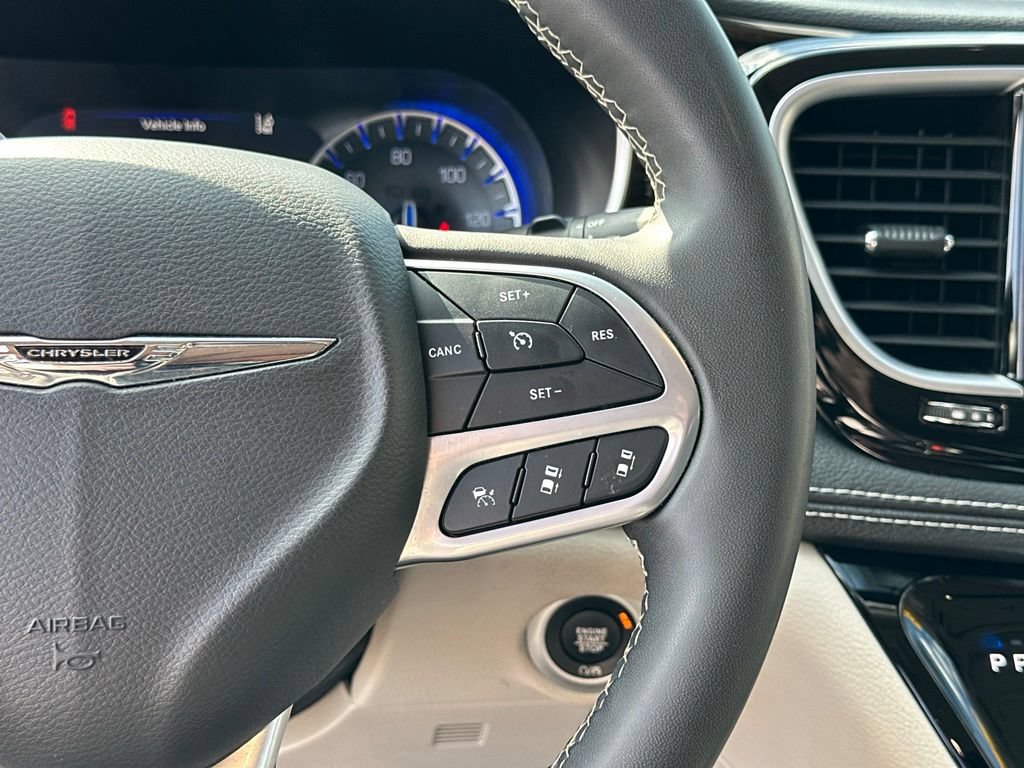 Used 2023 Chrysler Pacifica Limited FWD image 4