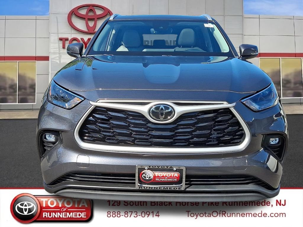 Used 2023 Toyota Highlander XLE FWD image 2