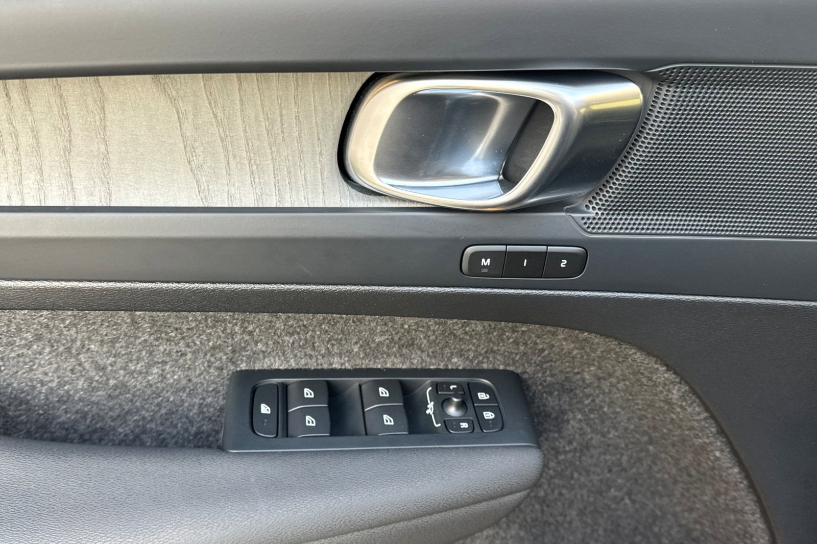 Used 2024 Volvo XC40 B5 Plus w/ Climate Package image 10