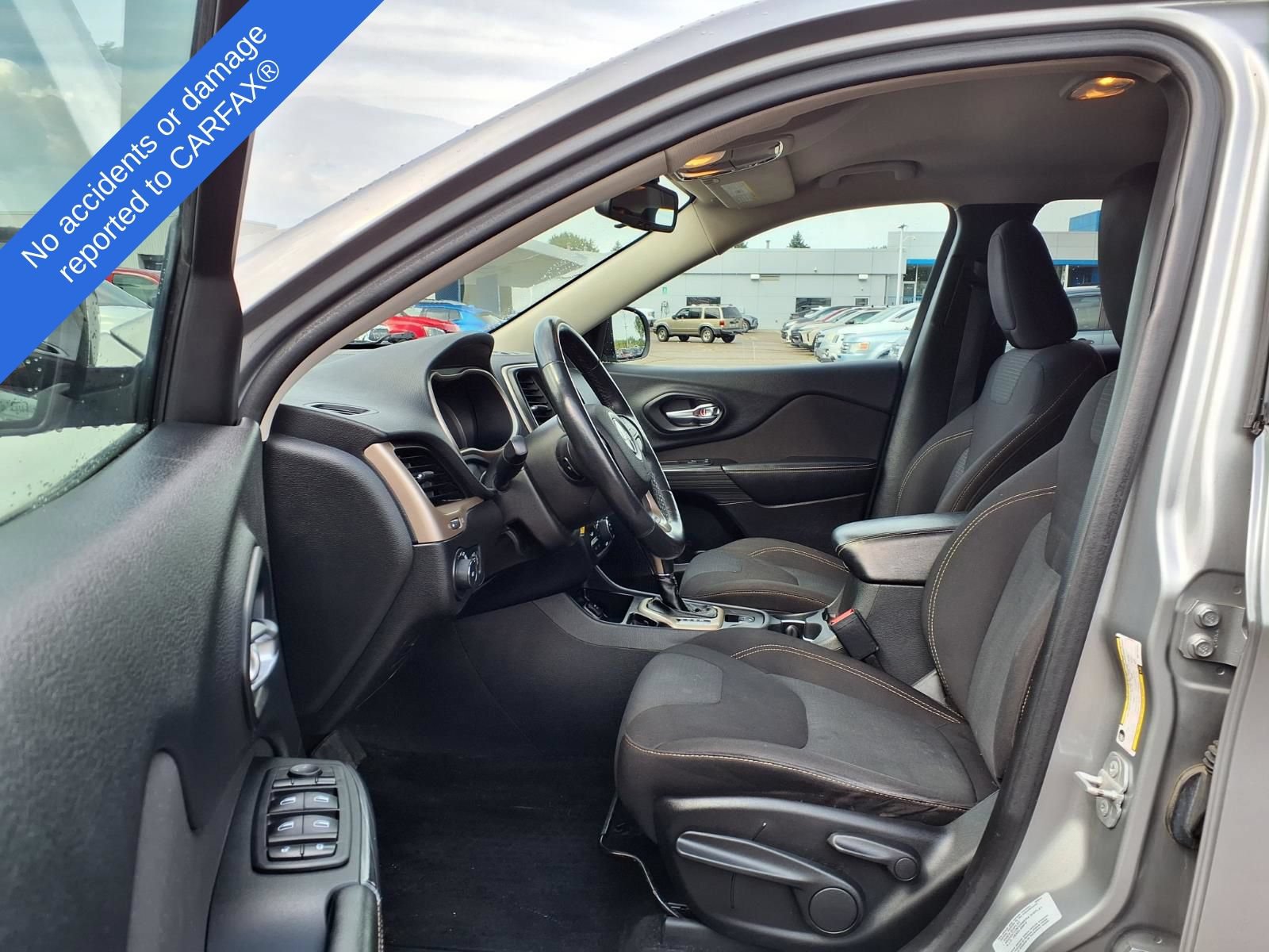 Used 2016 Jeep Cherokee Latitude w/ Cold Weather Group FWD image 18